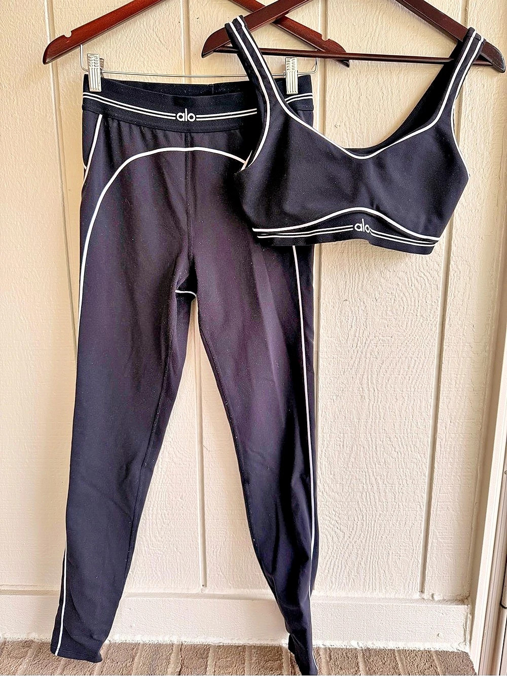 Alo Yoga Black & White Piped Sports Bra Leggings Matching Set Size M